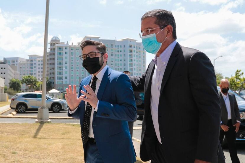 El secretario de Hacienda, francisco Parés, recibió hoy la visita del gobernador Pedro R. Pierluisi, para realizar un recorrido por el Área de Tecnología de Información y del Proyecto del Sistema Unificado de Rentas Internas (SURI), desde donde se trabaja la distribución del nuevo estímulo económico.