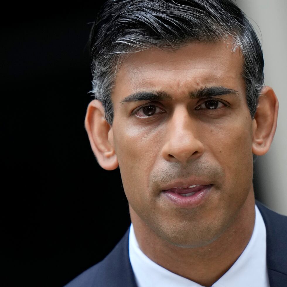 El primer ministro británico, Rishi Sunak, pronuncia un discurso en el número 10 de Downing Street en Londres.