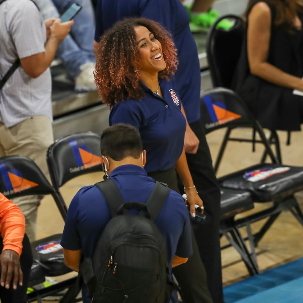 Carla Cortijo sonríe en el banco de los Cangrejeros de Santurce durante el partido del sábado en el coliseo Rubén Rodríguez de Bayamón.