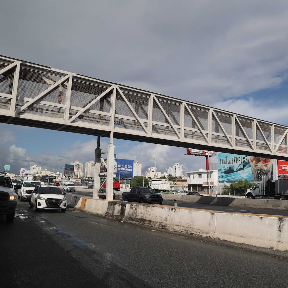 Vista de un puente peatonal sobre el expreso Ramón Baldorioty de Castro.