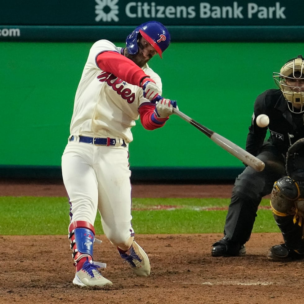 Bryce Harper, aquí conectando su jonrón de dos carreras del domingo ante los Padres, era elogiado desde jovencito junto a Mike Trout, y los pronósticos eran que ambos serían superestrellas del béisbol.