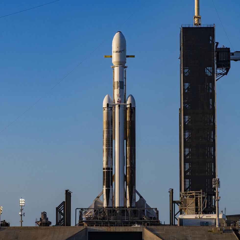 Fotografía cedida este miércoles por SpaceX en la que se registró el cohete Falcon que lleva la misión ViaSat-3 Americas, instalado en la plataforma de lanzamiento LC-39A, en Cabo Cañaveral (Florida, EE.UU.). EFE/SpaceX
