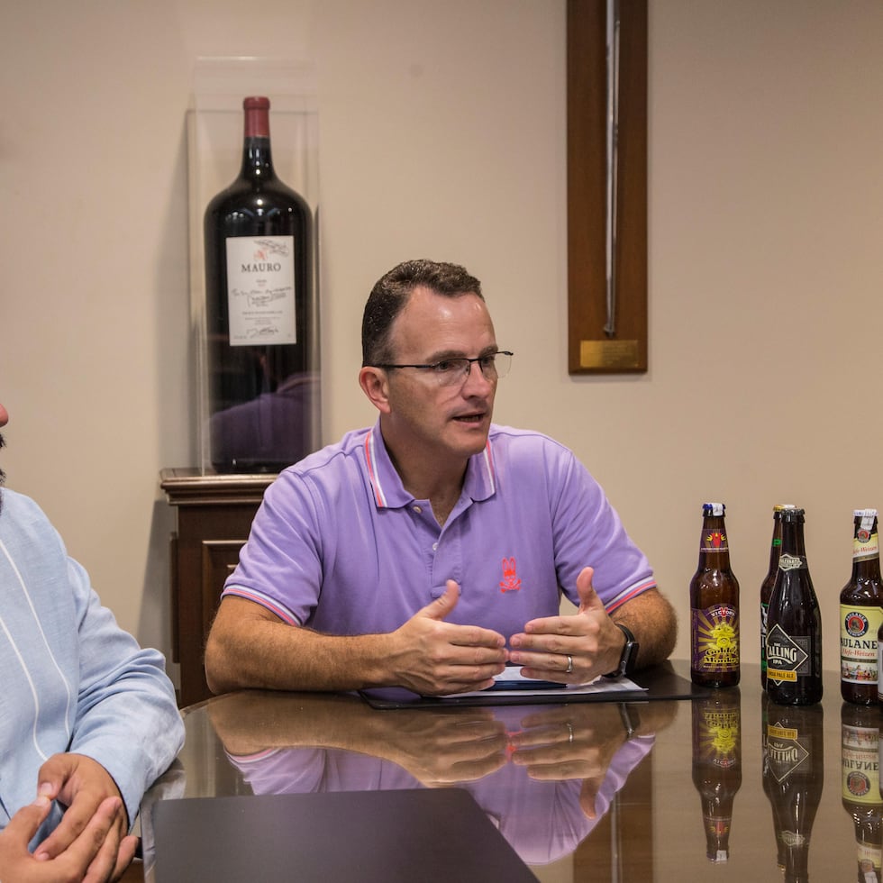 José “Joey” Maldonado, gerente de Marca de Cervezas Artesanales para Ballester Hermanos, junto a Alejandro Ballester, presidente de Ballester Hermanos, Inc. (Suministrada)