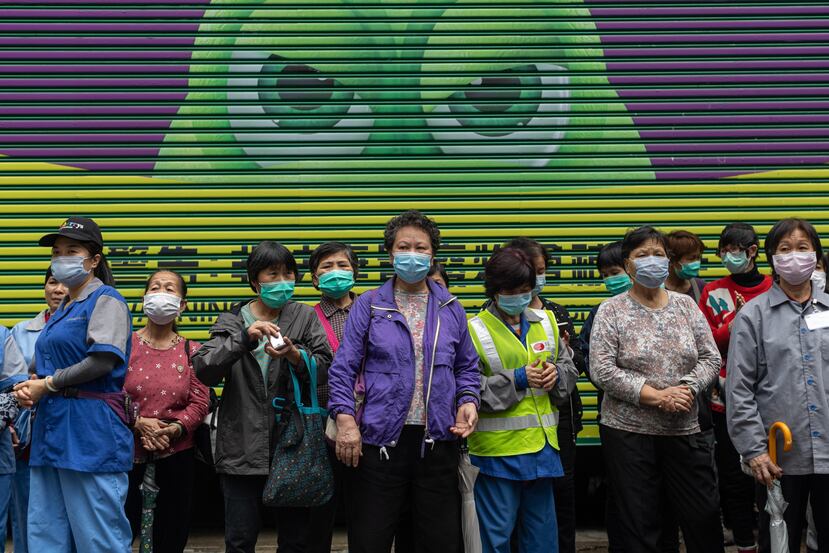 Hasta ayer, sábado, se habían registrado 1,527 muertes a causa del coronavirus, la mayoría de estas en China y territorios relativamente cercanos como Japón y Filipinas. (EFE/ Jerome Favre)