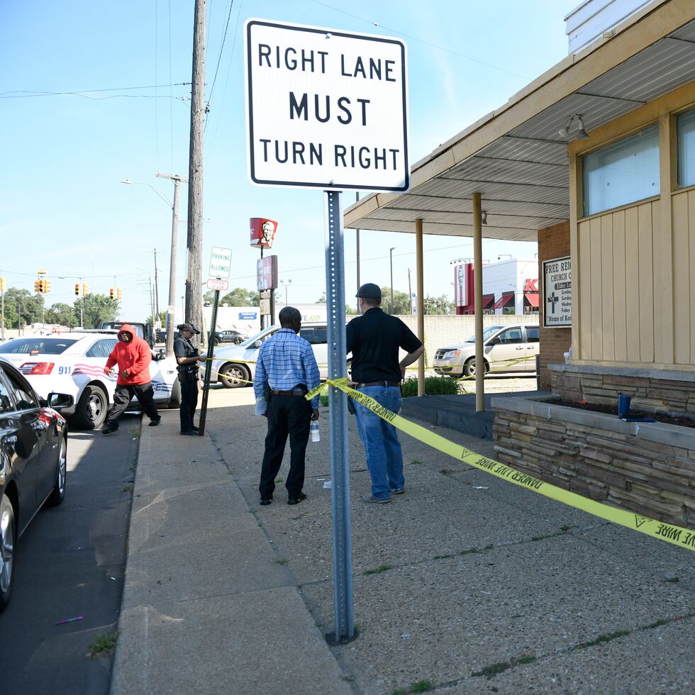 Agentes de la policía de Detroit e investigadores revisan el sitio de un tiroteo, el 28 de agosto de 2022, en Detroit.