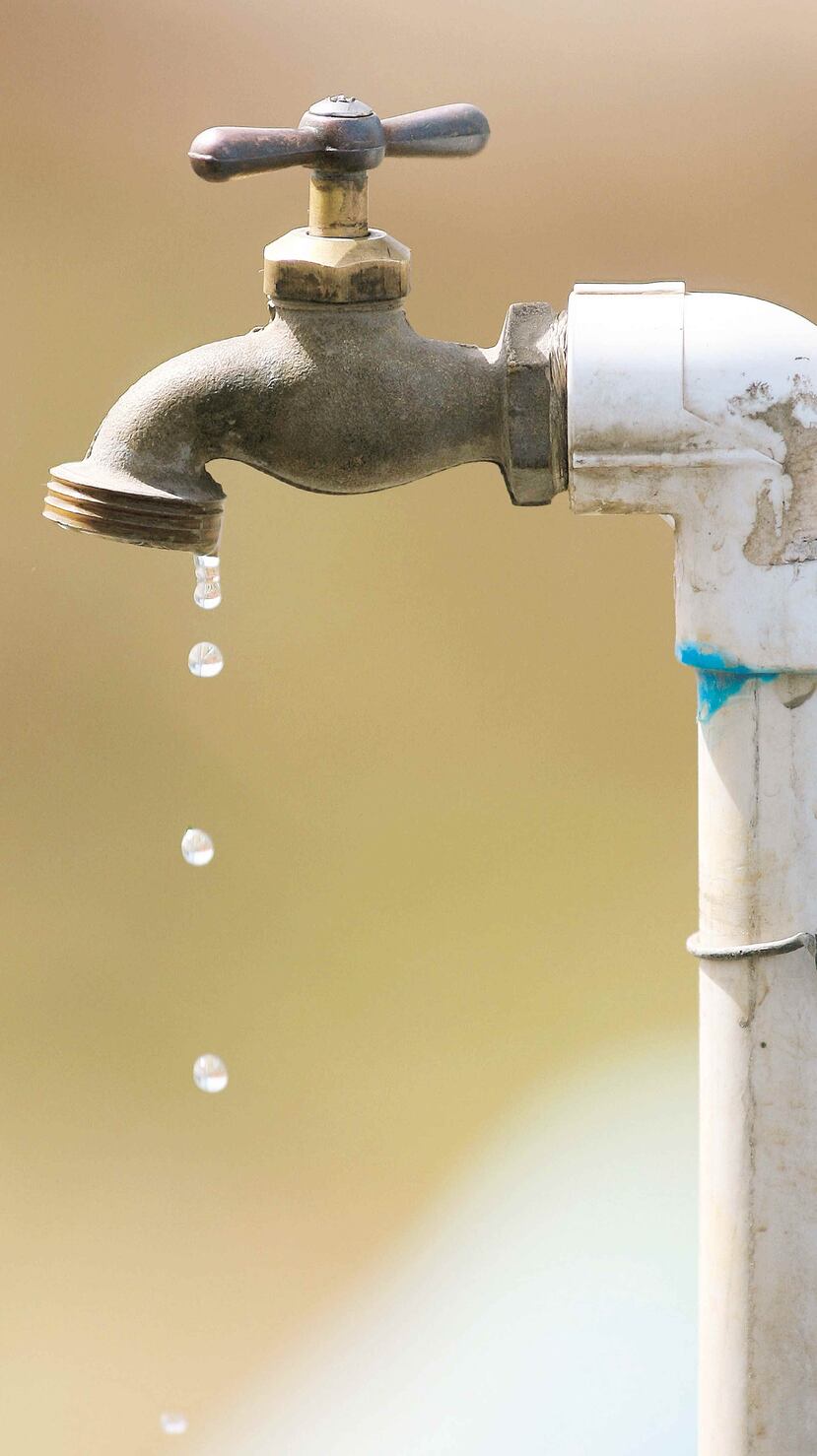 La oxidación de agua con manganeso, durante el proceso de distribución a los clientes de la AAA, ha provocado que el agua haya llegado  a los grifos de los hogares con un color amarillento y marrón, además de un sabor metálico.