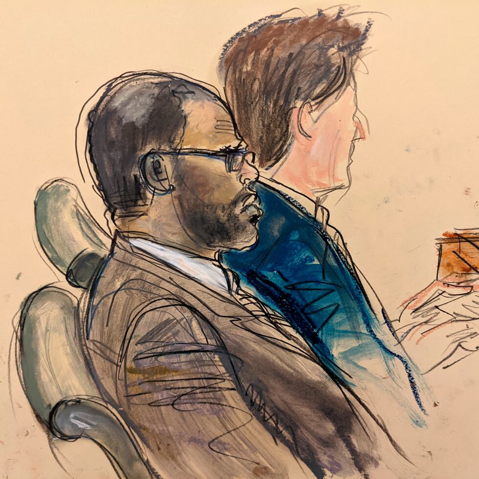 Boceto del acusado R. Kelly, a la izquierda, durante el día de apertura de su juicio por acusaciones de abuso sexual en Nueva York.