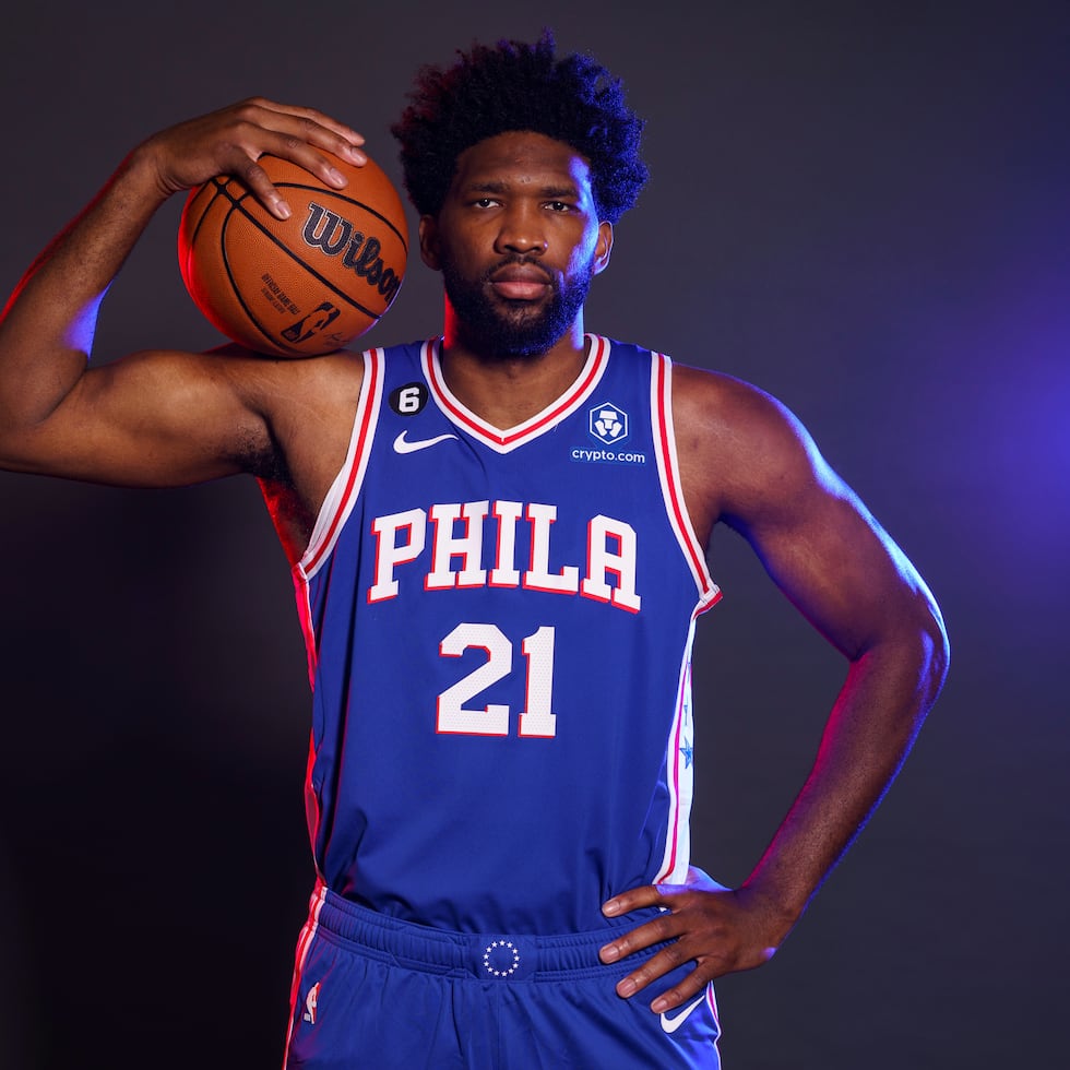 Joel Embiid, de los 76ers de Filadelfia, posa para un foto en el día de prensa del equipo.