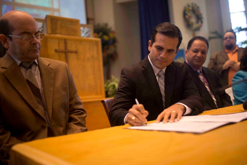 El precandidato a gobernador del PNP, Ricardo Rosselló, firma un acuerdo de entendimiento con organizaciones religiosas y de “base de fe”.