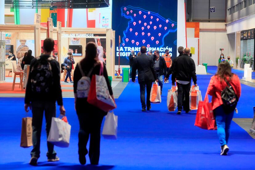 Varias personas visita diferentes zonas de la Feria en la última jornada de la Feria Internacional de Turismo que se celebra en Madrid.