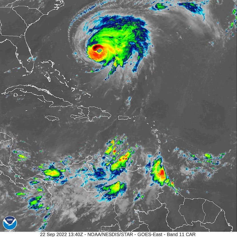 Imagen infrarroja del satélite GOES-East que muestra al huracán Fiona al norte del Atlántico y al Invest 98L en el sureste del mar Caribe. Tomada en la mañana del 22 de septiembre de 2022.