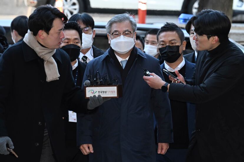 El exdirector de Seguridad Nacional de Corea del Sur, Suh Hoon, centro, llega al Tribunal del Distrito Central de Seúl en Seúl, Corea del Sur.