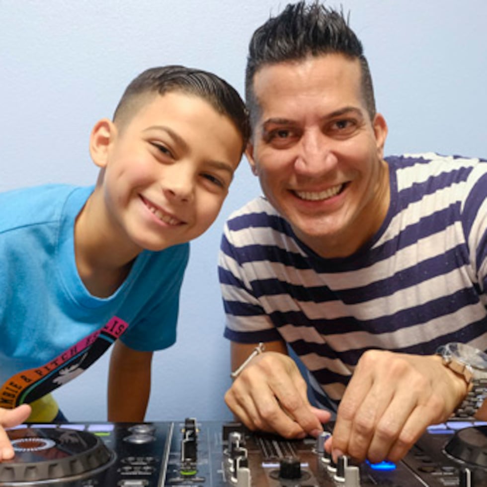 Alexis Julián acompaña a su papá, Alex DJ, una vez a la semana al programa de Telemundo.