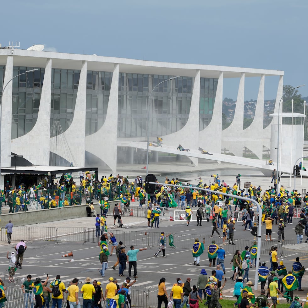 Partidarios del expresidente Jair Bolsonaro protestan ante el Palacio de Planalto, el domingo 8 de enero de 2023, en Brasilia, Brasil.