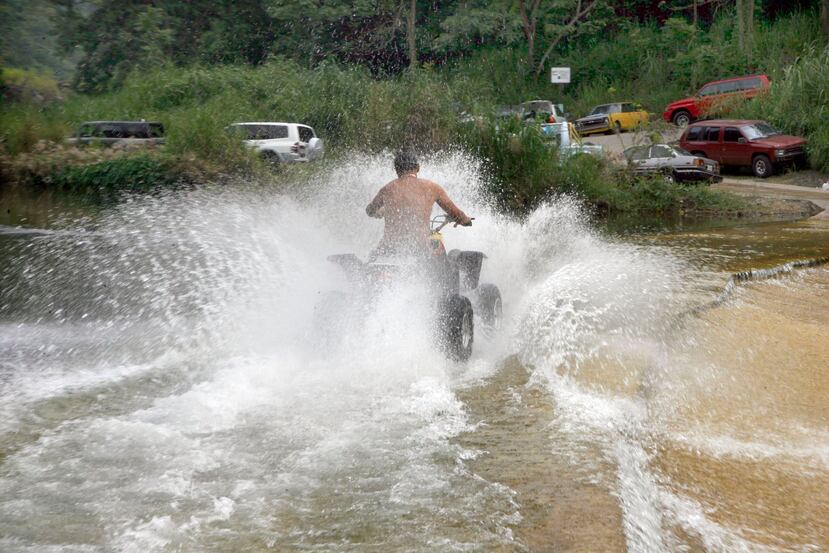 Imagen de archivo que muestra a un hombre conduciendo un vehículo todo terreno en un río en el pueblo de Ciales. (GFR Media)