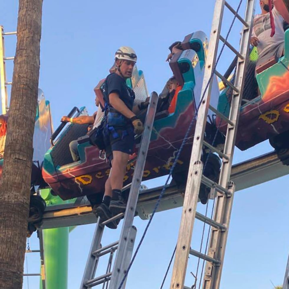 La escena cuando varias personas quedaron atrapadas en una montaña rusa en el parque de diversiones Castles N' Coasters eb.