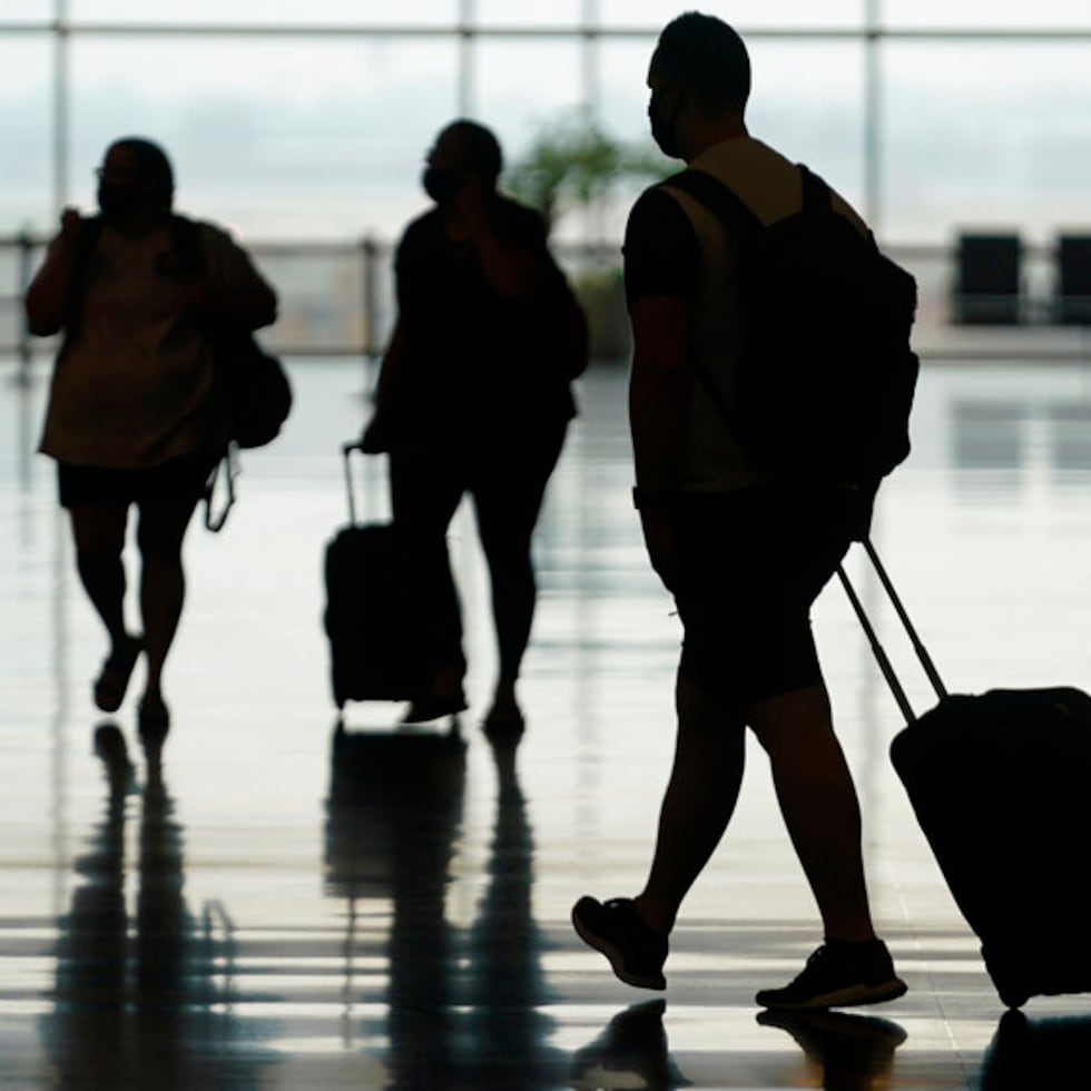 Viajeros caminan por el Aeropuerto Internacional de Salt Lake City, Utah, el 17 de agosto del 2021.