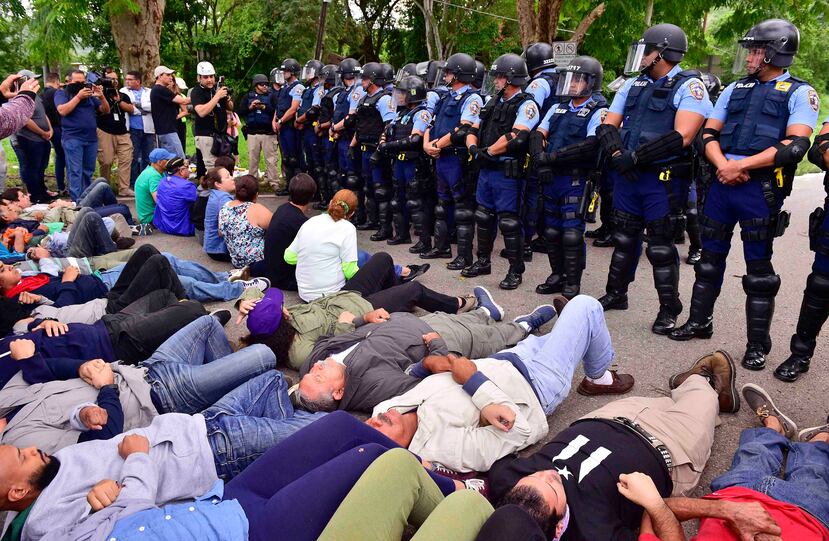 Los manifestantes se tiraron al pavimento para evitar el paso a los camiones. (Archivo / GFR Media)