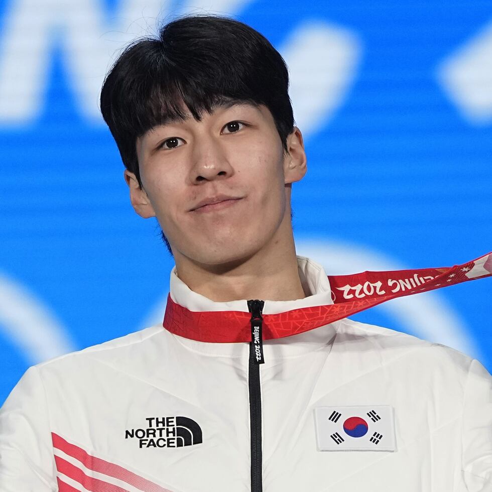 En foto del jueves 10 de febrero del 2022, el medallista de oro Hwang Dae-heon de Corea del Sur celebra tras ganar su medalla de oro en los 1.500 metros de patinaje de velocidad en los Juegos Olímpicos de Beijing.