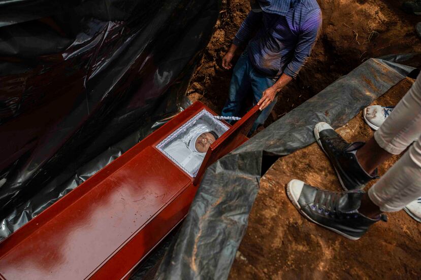 José Esteban Sevilla Medina, quien murió de un disparo en el pecho en una barricada durante el ataque de la policía y fuerza armadas, es enterrado en Masaya. (AP)