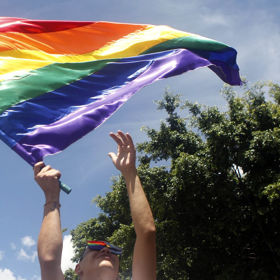 MED705. MEDELLÍN (COLOMBIA), 01/07/2018.- Un hombre agita una bandera LGBTI durante la marcha del orgullo gay.