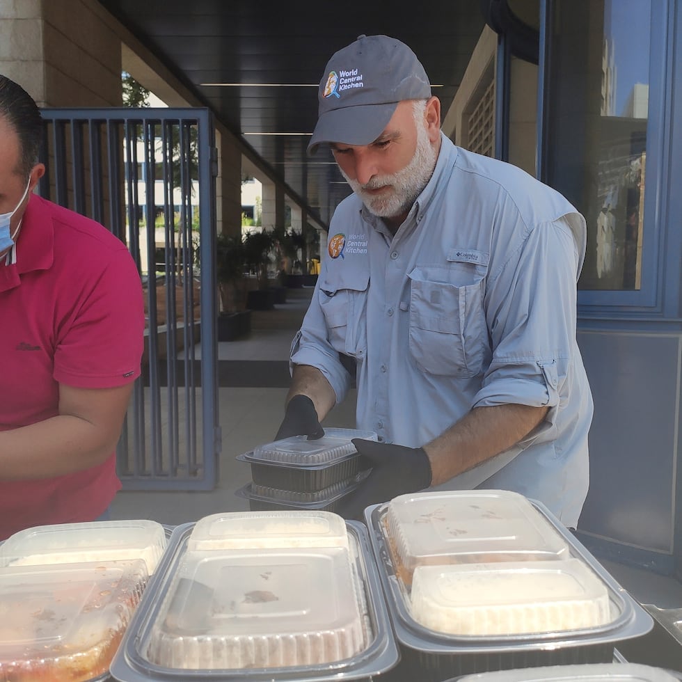 Imagen de archivo del chef español José Andrés, fundador de la World Central Kitchen, en la puerta del hospital Saint Georges en Beirut el pasado 4 de agosto.