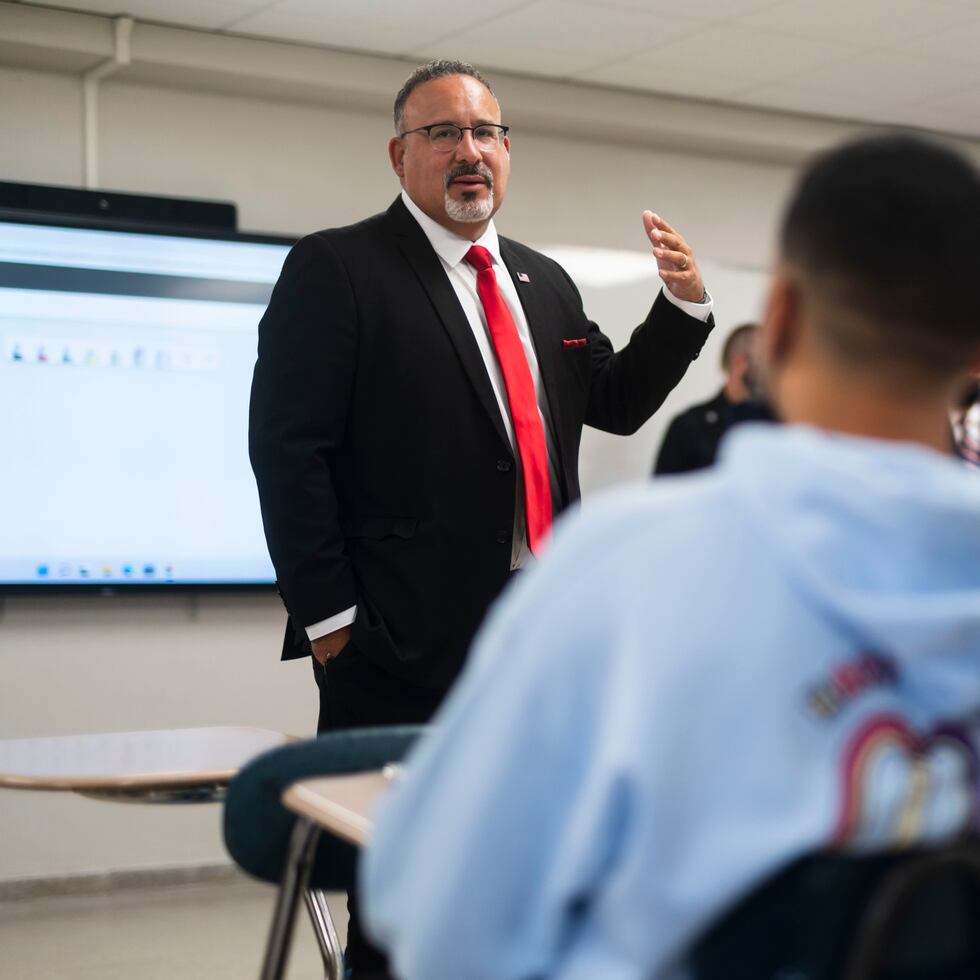 El secretario de Educación federal, Miguel Cardona, conversó ayer con estudiantes del recinto de Carolina de la UPR que toman cursos remediales en verano antes de comenzar su primer año universitario.