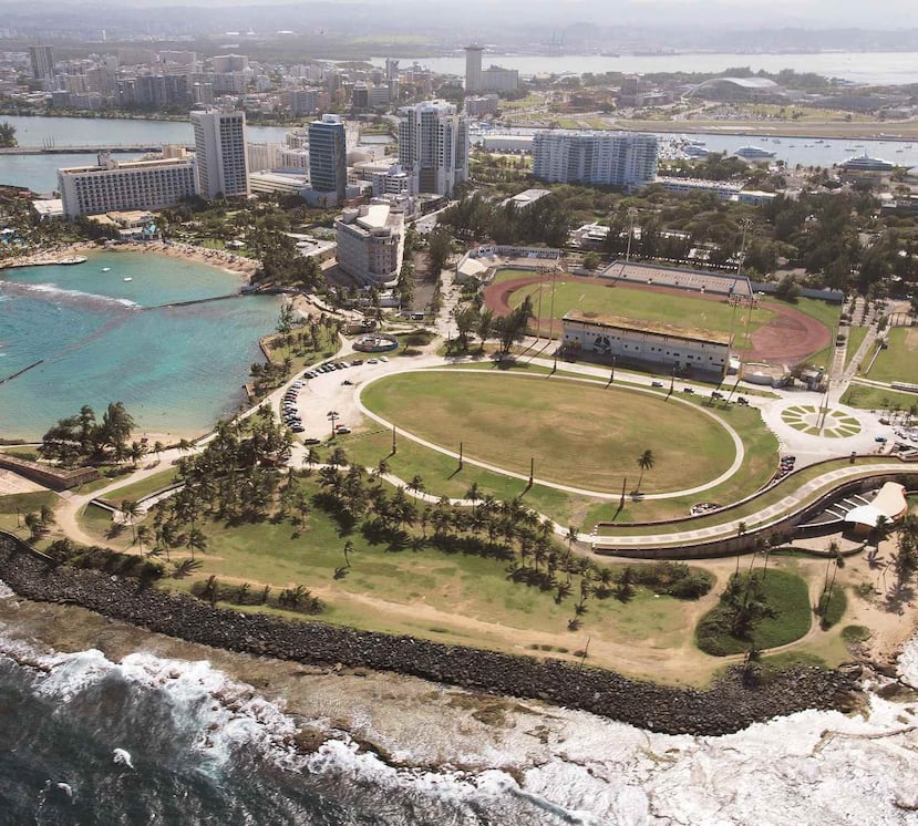 El Natatorio de El Escambrón fue considerado el mejor de toda la región caribeña. La piscina fue cerrada en 1992 por pobre mantenimiento, y en 1997 se demolió la instalación. Hoy día, en su espacio está el Parque del Tercer Milenio.