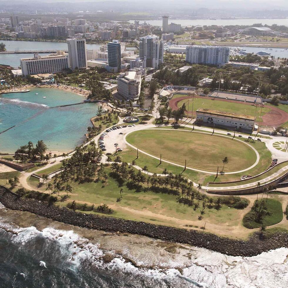 El Natatorio de El Escambrón fue considerado el mejor de toda la región caribeña. La piscina fue cerrada en 1992 por pobre mantenimiento, y en 1997 se demolió la instalación. Hoy día, en su espacio está el Parque del Tercer Milenio.