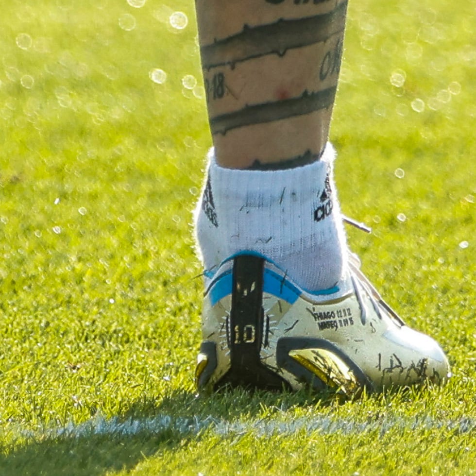 Detalle del tobillo del delantero argentino Lionel Messi durante un entrenamiento de su selección este lunes en el campo de fútbol de la Universidad de Catar.