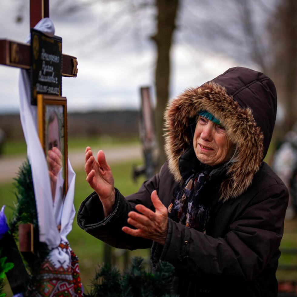 Valentyna Nechyporenko, de 77 años, llora en la tumba de su hijo de 47 años, Ruslan, en su funeral en el cementerio en Bucha, a las afueras de Kiev, el 18 de abril de 2022. Ruslan murió el 17 de marzo a manos de tropas rusas cuando entregaba ayuda humanitaria a sus vecinos en las calles de Bucha, Ucrania.