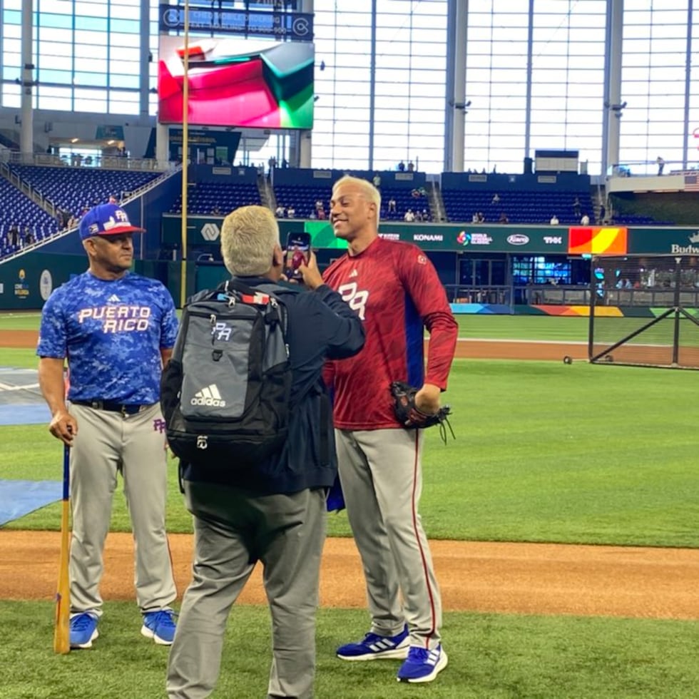 El coach de la novena boricua, Juan "Igor" González, a la derecha, llegó al estadio de Miami con una nueva imagen.