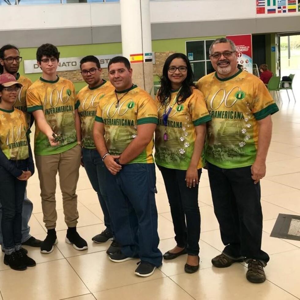 El equipo ponceño muestra al Coquí Bio-Drone, con el que ganaron primer lugar en Estados Unidos. (Suministrada)