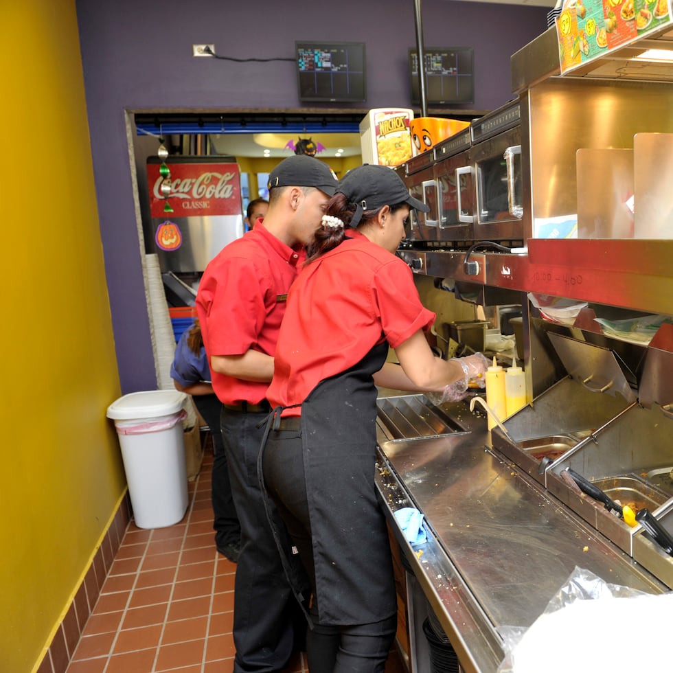 Carlos Budet, presidente de la empresa matriz de Taco Maker, Marcos Pizza y Arby’s, afirmó que un análisis somero  sobre los nuevos beneficios que tendrían que pagar, le sumó $1,505 por empleado anualmente. Para un “fast food” con 15 empleados, serían $22,575 adicionales por año.