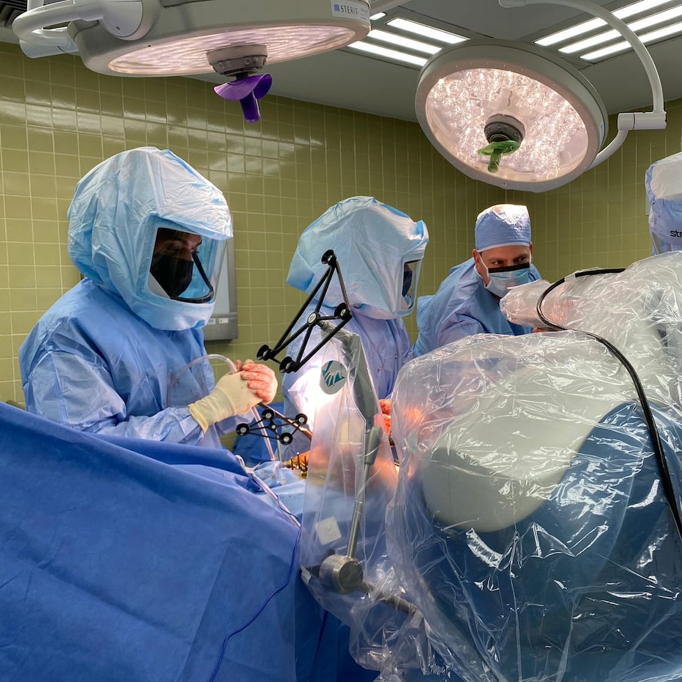 La innovadora tecnología única permite a los cirujanos ejecutar un plan personalizado para cada paciente y determinar con precisión el largo de la extremidad a intervenir y el tamaño de los implantes que se colocarán.