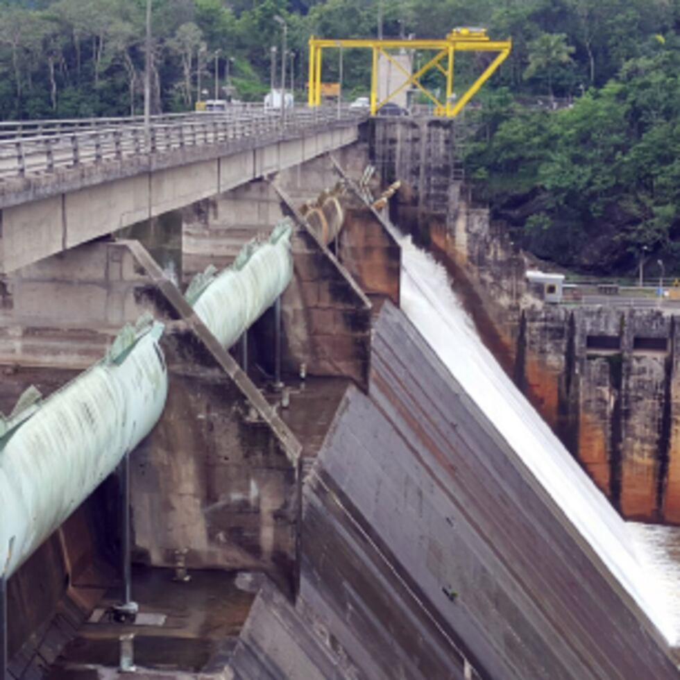 Personal de la AAA abrió una compuerta en el embalse La Plata. (juan.martinez@gfrmedia.com)