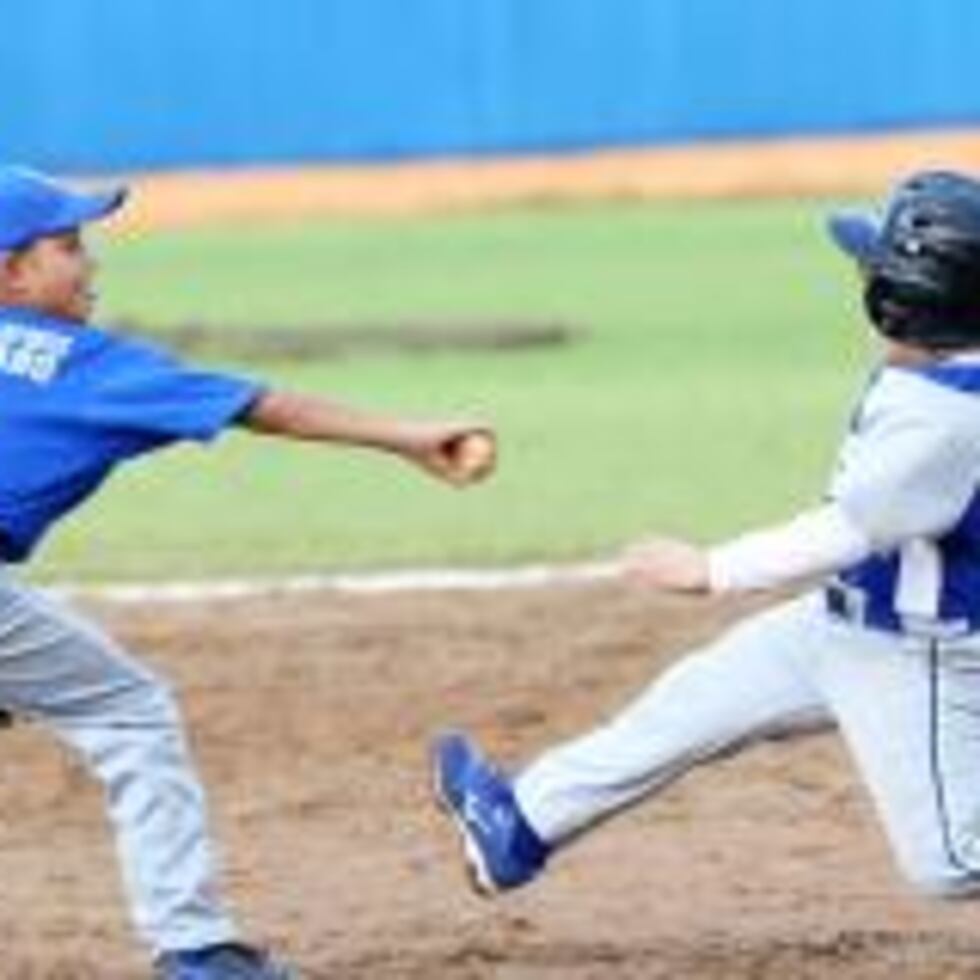 ACCIÓN. José O'Neill pone fuera a Josan Yañez en la acción de las Pequeñas Ligas de béisbol. Abajo a la izquierda, el excampeón Iván Calderón muestra una de sus fajas y a la derecha, el policía Pedro Vega García en una clínica de baloncesto.  (SUMINISTRADAS / JPG MEDIA GROUP)