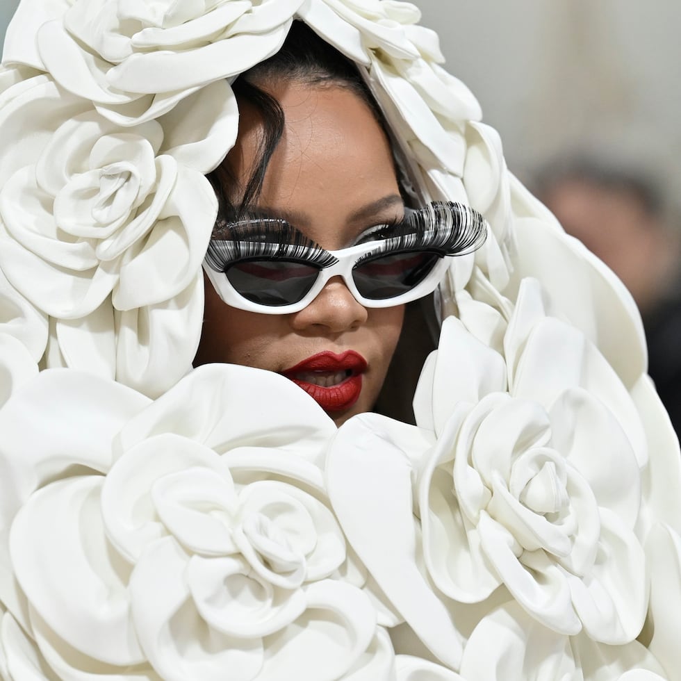 Rihanna siempre es una de las artistas más esperadas en la alfombra roja de la MET gala.