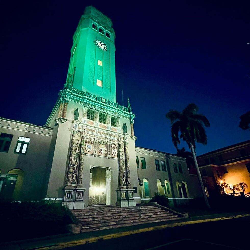 Más de 15 estructuras a través de la isla, como la icónica torre de la Universidad de Puerto Rico en Río Piedras, se han iluminado del característico color verde azulado (teal) durante Enero, Mes de Concienciación del Cáncer Cervical.