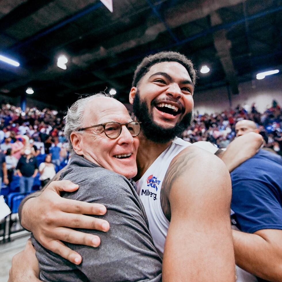 El dirigente de los Mets, Brad Greenberg, se abraza con el canastero E.J. Crawford luego del pase a la final del BSN.