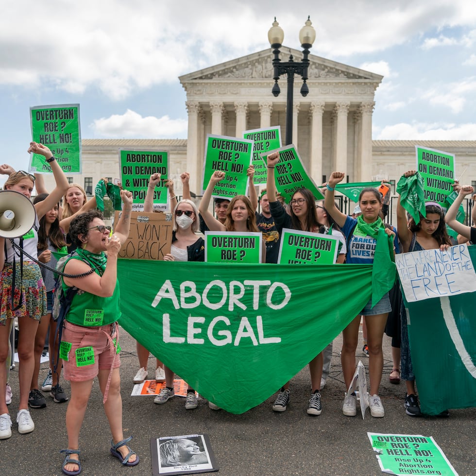 Foto de archivo muestra defensores del derecho de la mujer a abortar mientras se manifiestan frente a la sede del Tribunal Supremo de Estados Unidos tras revocación del derecho constitucional.