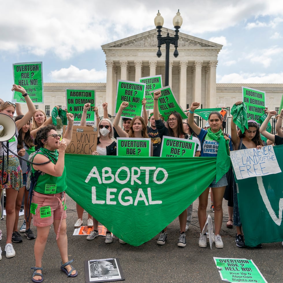 Defensores del derecho de la mujer a abortar se manifiestan frente a la sede del Tribunal Supremo de Estados Unidos tras revocación del derecho constitucional.