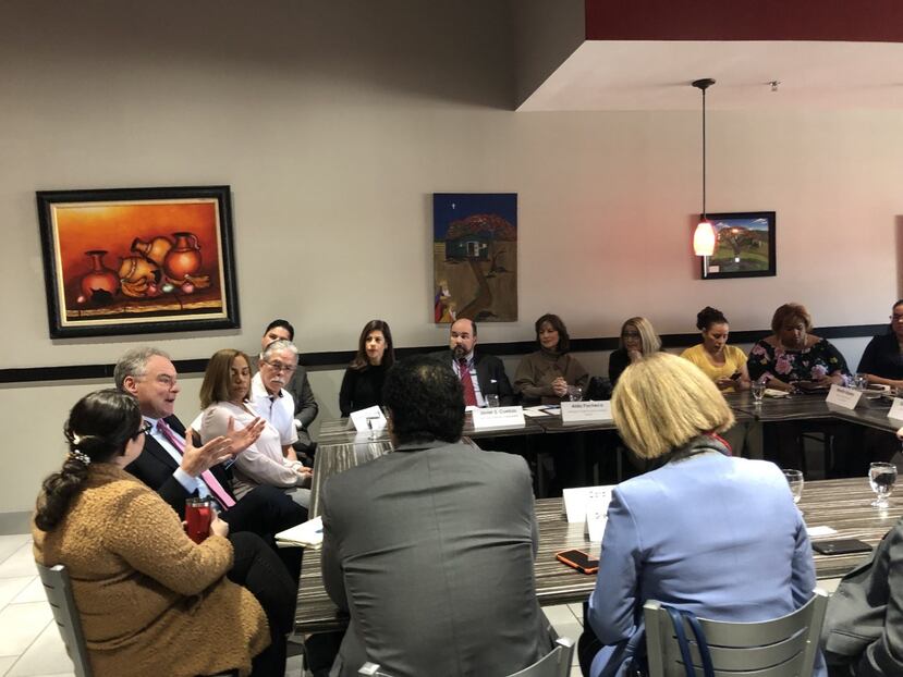 El senador demócrata Tim Kaine en una mesa redonda con miembros de la díaspora boricua de Virginia.