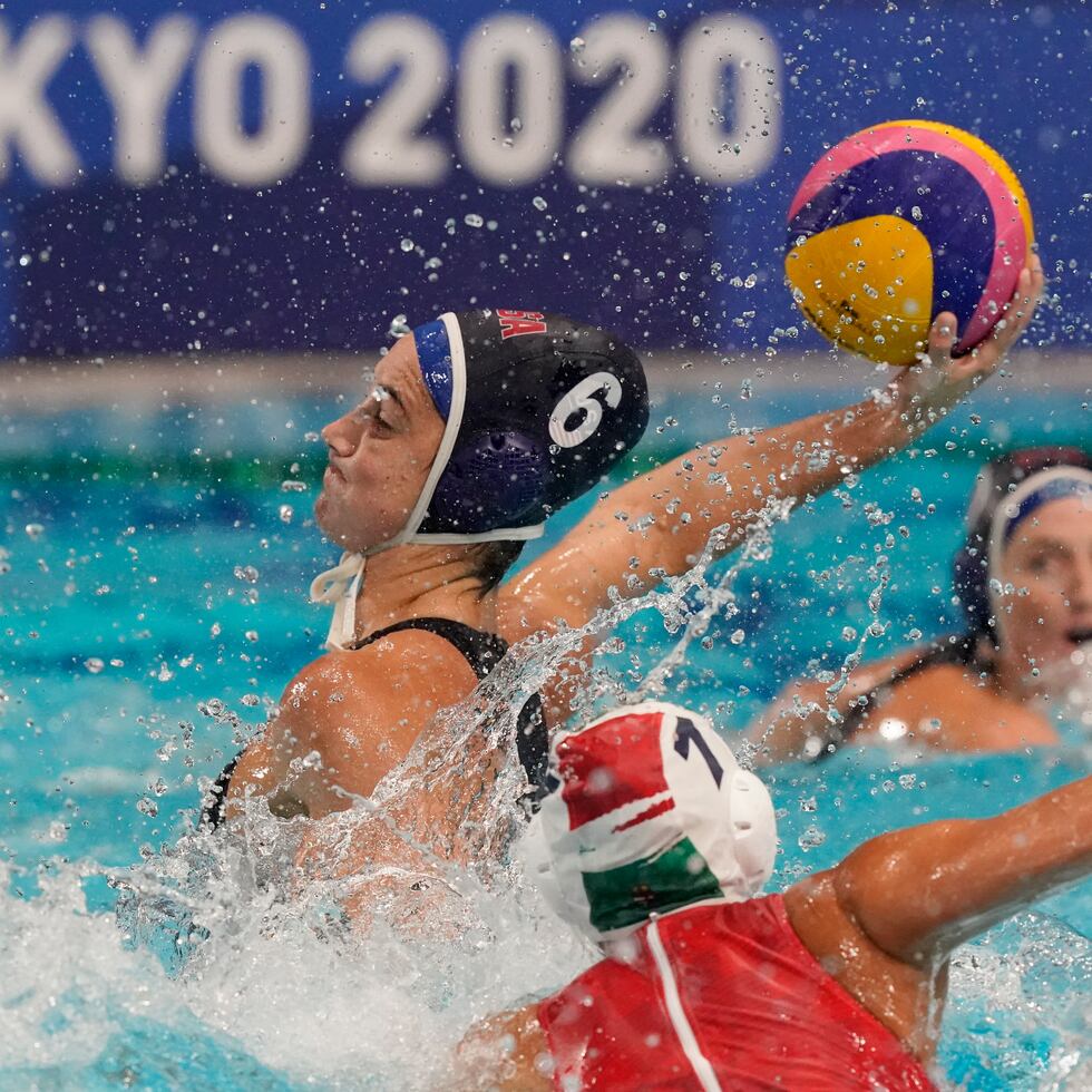 Maggie Steffens (6), hija del puertorriqueño Carlos Steffens, es la capitana de la selección de polo acuático de Estados Unidos.