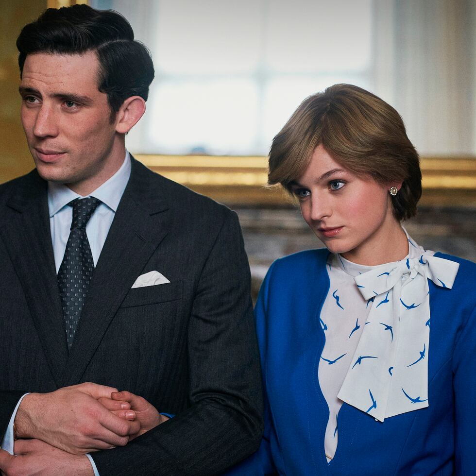 Josh O' Connor y Emma Corrin como el príncipe Charles y la princesa Diana en la cuarta temporada de la serie "The Crown".