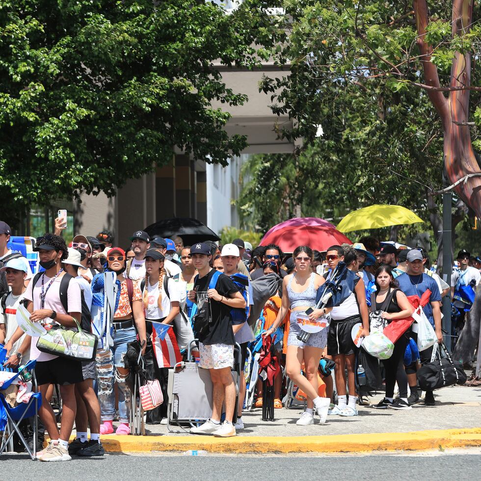 Fanáticos hacen kilométrica fila para adquirir boletos del concierto de Bad Bunny en Hato Rey, el 8 de julio de 2022, un día antes que comience la venta de taquillas.