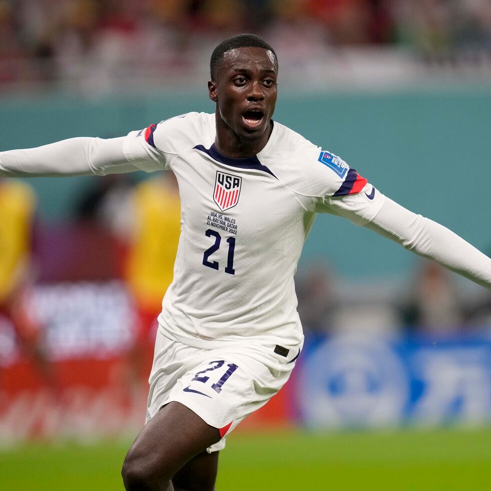 Tim Weah celebra tras anotar el primer gol de Estados Unidos ante Gales en el partido por el Grupo B del Mundial en Rayán, Catar, el lunes.