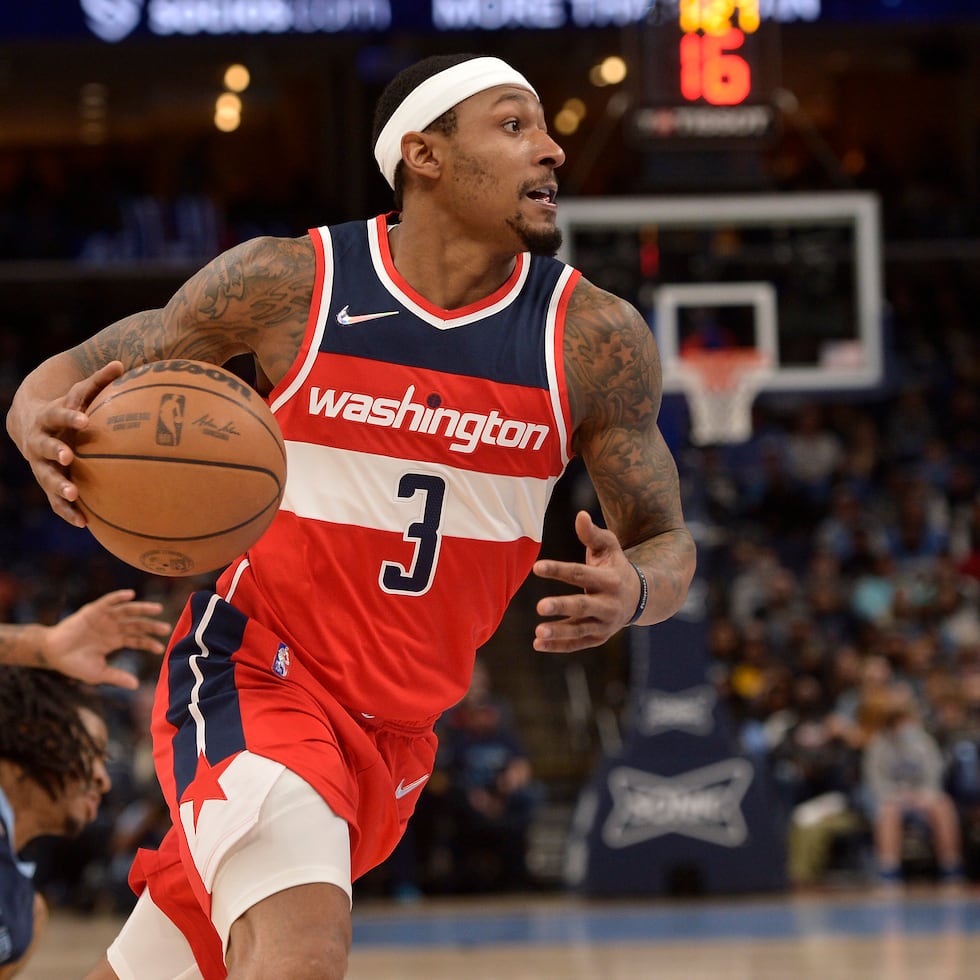 Bradley Beal (3), de los Wizards de Washington conduce el balón rumbo a la canasta tras dejar atrás a Ja Morant (12), de los Grizzlies de Memphis, en la segunda mitad del juego de la NBA, el sábado 29 de enero de 2022.