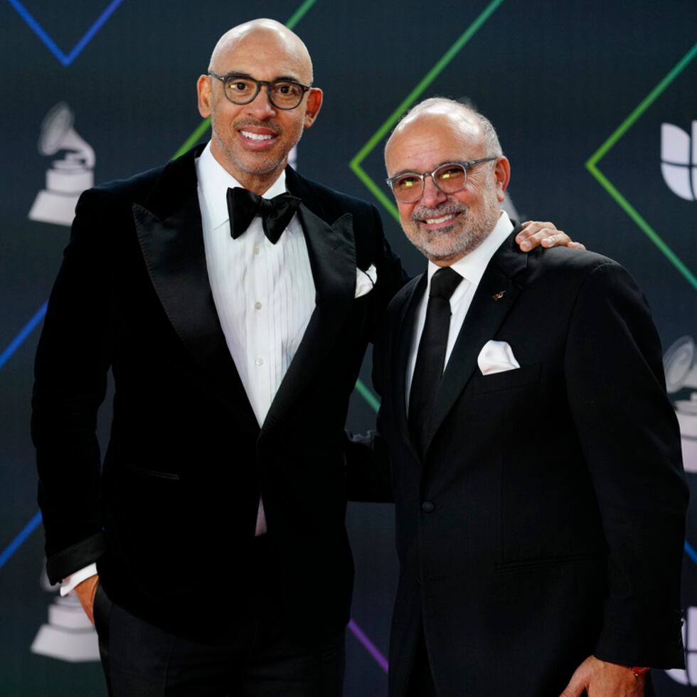 ARCHIVO - Harvey Mason Jr., director general de La Academia de la Grabación, izquierda, y Manuel Abud, director general de La Academia Latina de la Grabación llegan a la 22a entrega anual del Latin Grammy el 18 de noviembre de 2021, en el MGM Grand Garden Arena en Las Vegas. La Academia Latina de la Grabación y Abud anunciaron tres nuevas categorías para su 24a edición de los Latin Grammy que se celebrará en España en noviembre de 2023. (Foto Eric Jamison/Invision/AP)