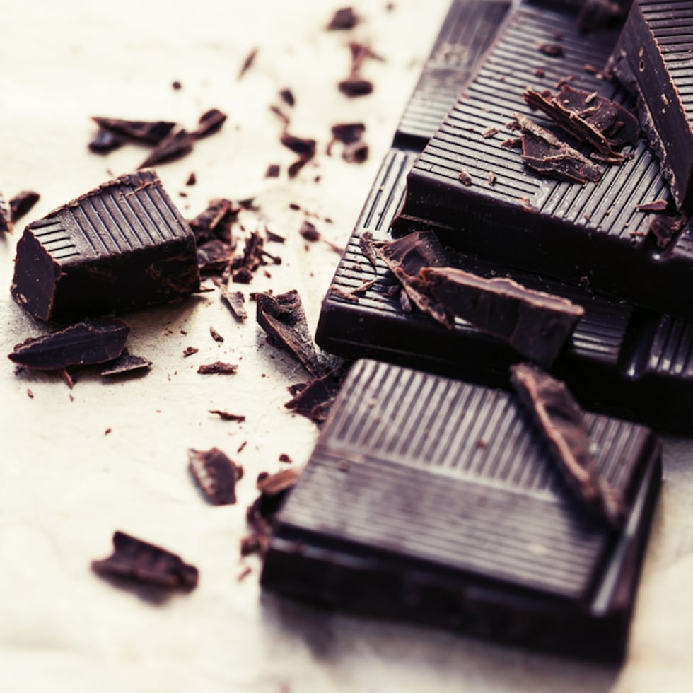 Evita el consumo de dulces y azúcar. Si no puedes resistir la tentación, una alternativa es tomar una onza de chocolate puro y usar estevia como edulcorante.